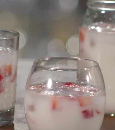Agua de horchata con fresas y coco