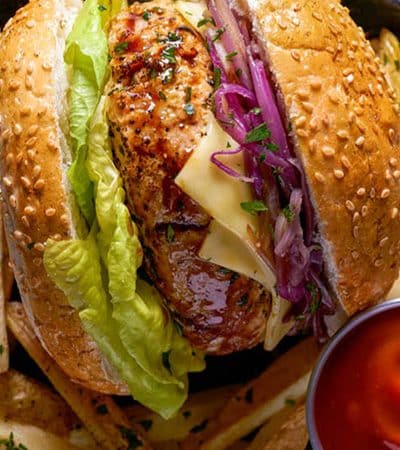 Hamburguesa de pollo con salsa bbq casera