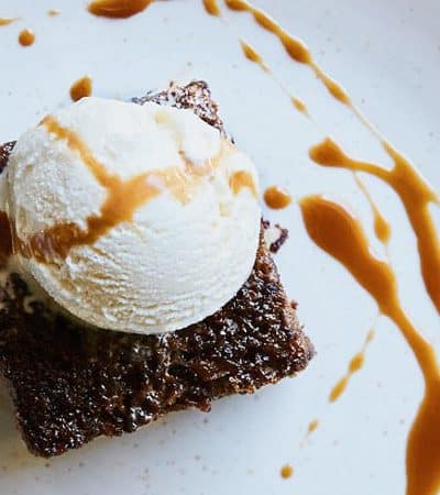 Pastel de dátil con salsa de whiskey