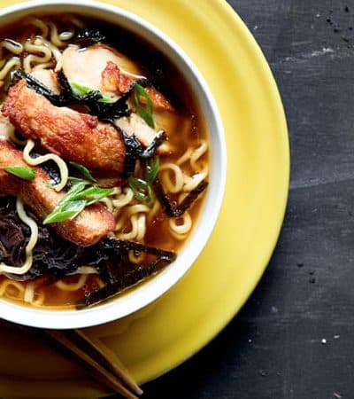 Ramen con caldo de hongos