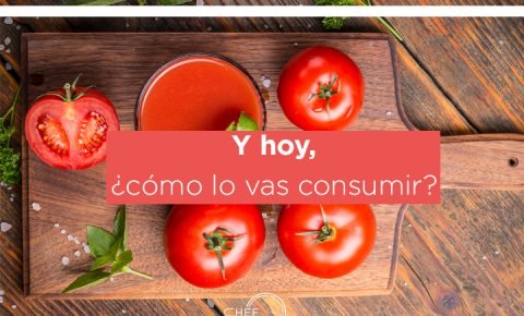 Un vaso de jugo de tomate