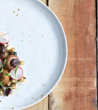 Ensalada de hongos a la parrilla con maíz y vinagreta de cítricos
