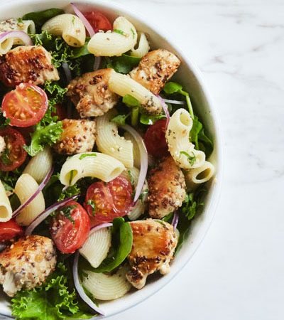ensalada-pasta-pollo-hojas-verdes