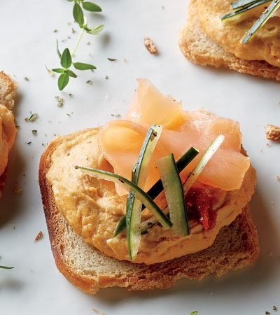 pan con salmon y hummus