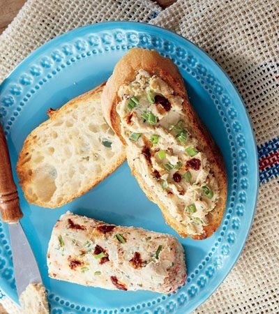 Rollo de queso con cilantro y chile de árbol