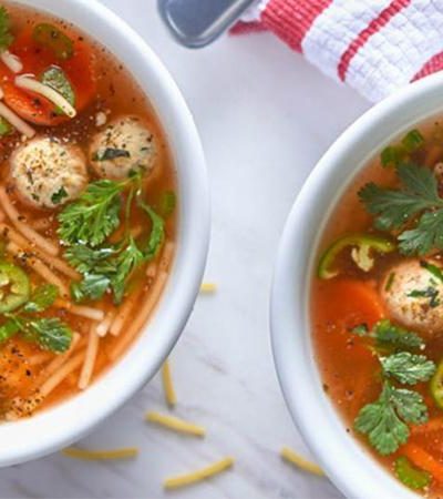 Sopa de fideos con pollo y verduras