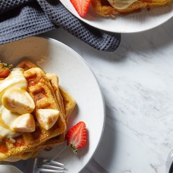 waffles con salsa de guayaba