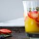 Agua de naranja, fresas y tomillo