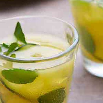 Agua de naranja con pepino y menta