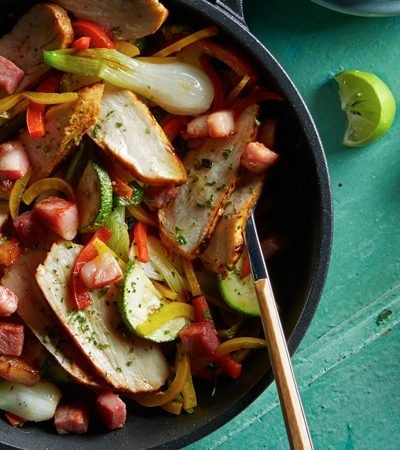 Receta de alambre de pollo y pinas con salsa de pasilla 