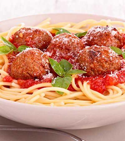 Albóndigas de pollo con spaghetti, espinacas y salsa de tomate