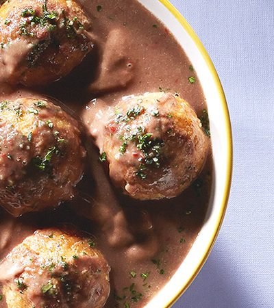 Albóndigas de pollo con salsa de frijol y chipotle