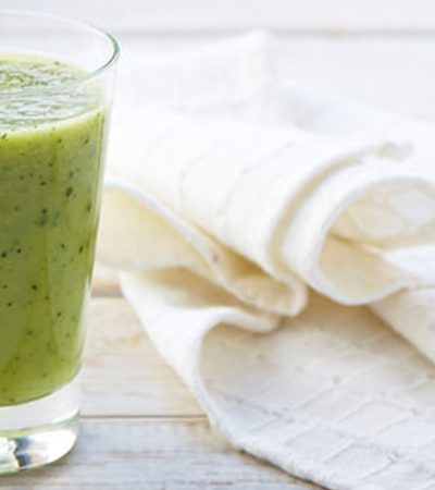 Batido de espinacas, piña y manzana