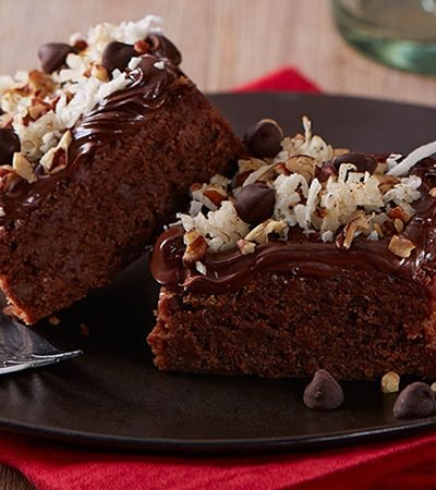 Brownies de chocolate cubiertos de nuez y coco