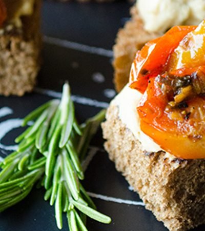 receta de bruchettas con hummus y tomates