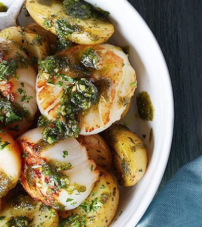 Callos de hacha con pesto de albahaca y hierbabuena
