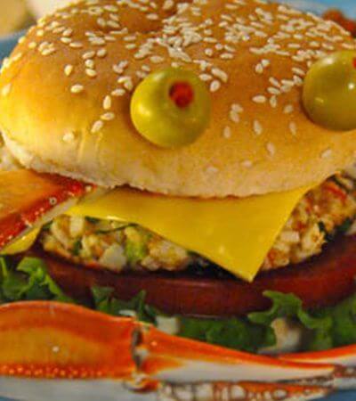 Brochetas de hamburguesa con dip de yogurt y perejil