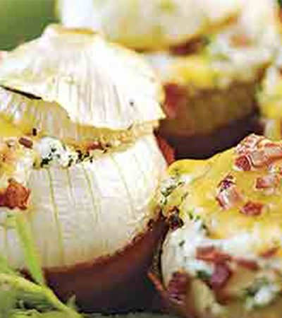 Cebollas al horno envueltas con tocino