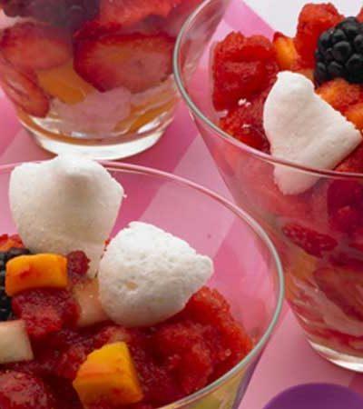Copa de meregue con helado y frutas