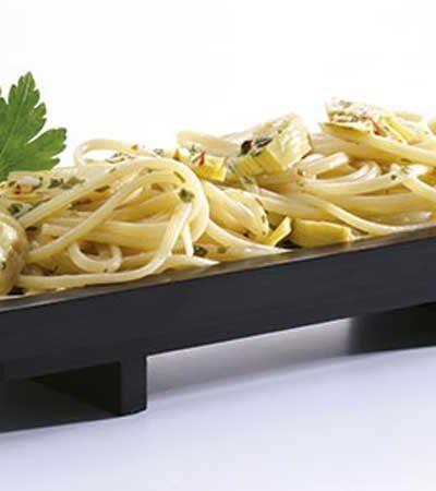 Corazones de alcachofa enredados en linguine y perejil