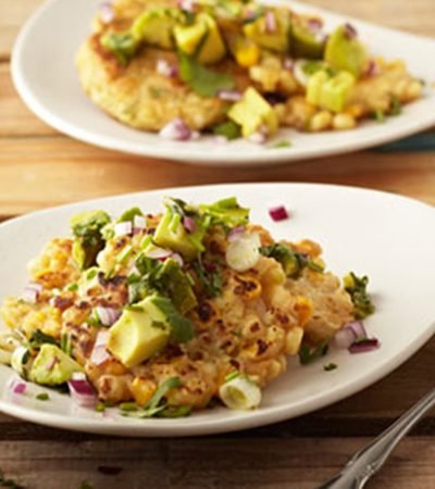 Corn cakes con salsa de aguacate