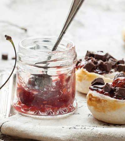 Discos de hojaldre con cerezas y queso crema