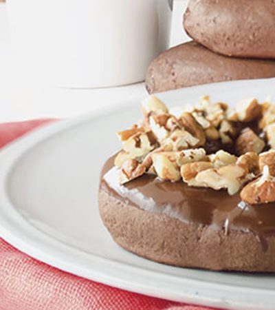 Donas de chocolate con nueces tostadas