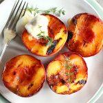 duraznos horneados con salsa de frambuesa