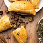 Empanadas de res y chimichurri