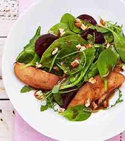 Ensalada de arúgula, pera y betabel con vinagreta de jerez