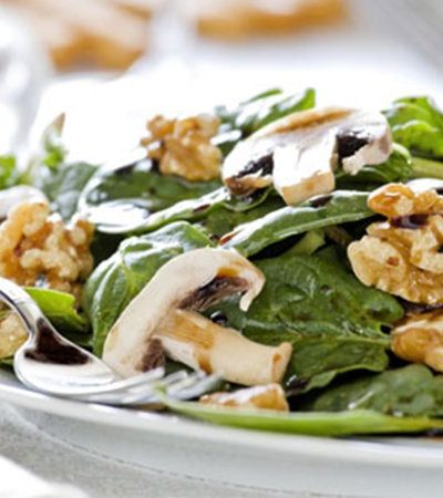 Ensalada de berros y hongos horneados