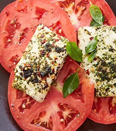 Ensalada caprese con tofu y albahaca