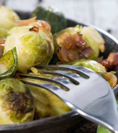 Ensalada de coles de bruselas rostizadas con uvas