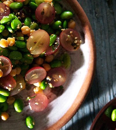Ensalada de edamames, garbanzos y uvas con vinagreta de ajonjolí