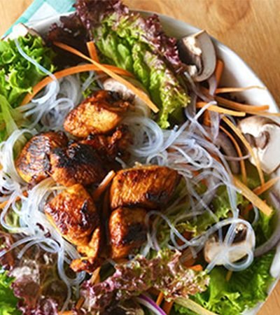 Ensalada de fideo celofán y pollo agridulce