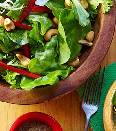 Ensalada mixta con aderezo de aguacate