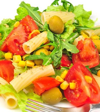 Ensalada de pasta espiral y vegetales con vinagreta de limón amarillo