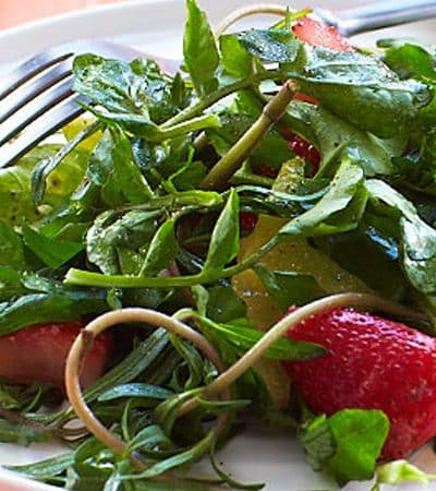 Ensalada de pescado con berros y berries