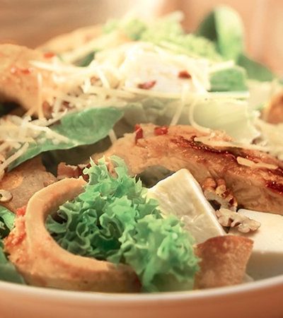 Ensalada de pollo con chile de árbol y queso panela