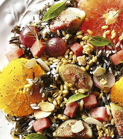 Ensalada de verano con arroz y frutas