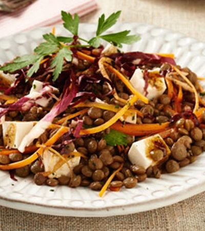 Ensalada de lentejas con vegetales y queso panela