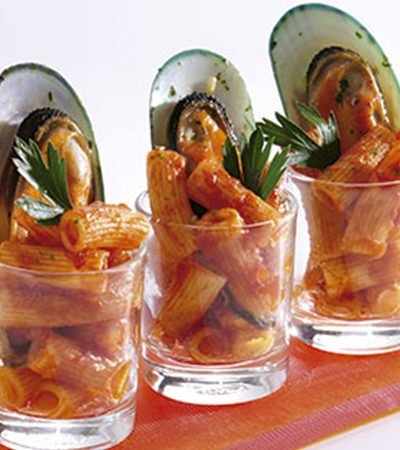 Espiral y mejillones ahogados en pomodoro
