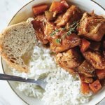 Estofado de pollo al vino tinto