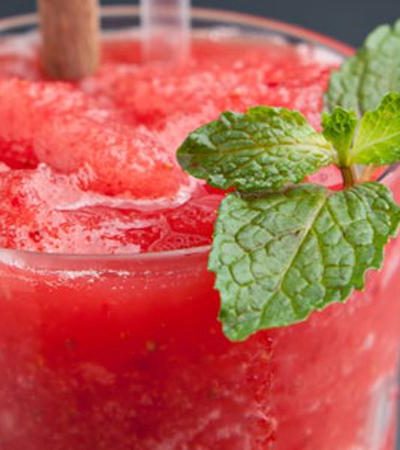 Frappe de jamaica, limón y romero