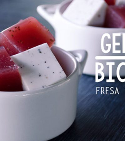 Gelatina bicolor de fresa y leche de coco con cardamomo