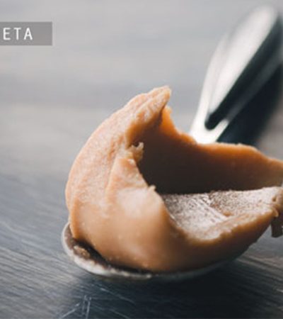 Gelatina de queso y cajeta con salsa de rompope