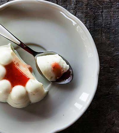 Gelatina de yogurt y limón con salsa de fresa