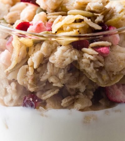 Granola hecha en casa con yogurt