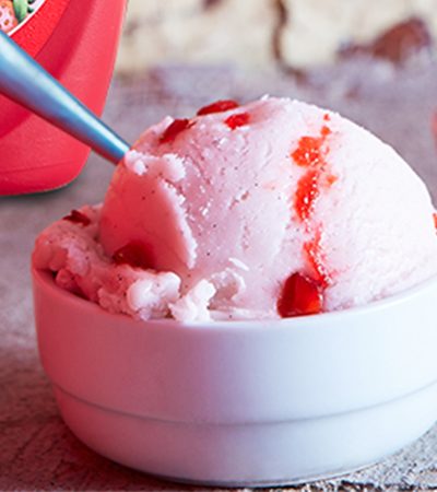 Helado de yogurt con frutos rojos y chocolate