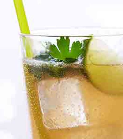 Limonada refrescante con cilantro